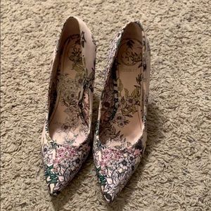 Guess pumps
